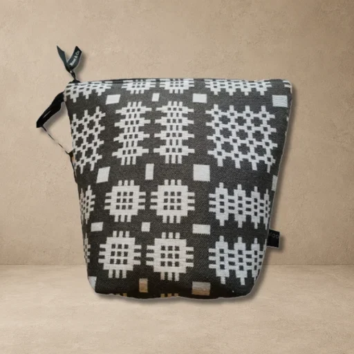 Wash Bag in Dark GreyWhite